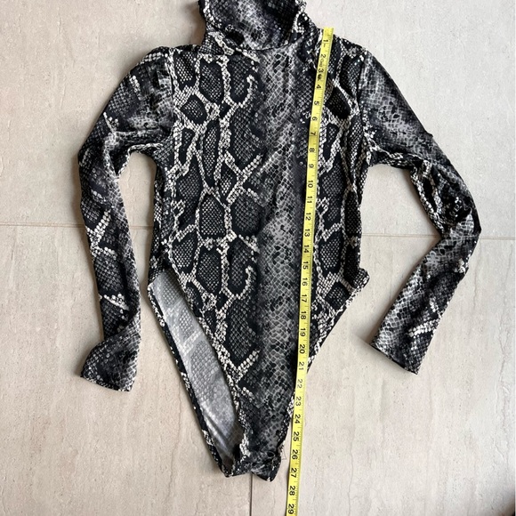 Prettylittlething Snake Print Sequin Bodysuit Size 4 - Picture 8 of 9